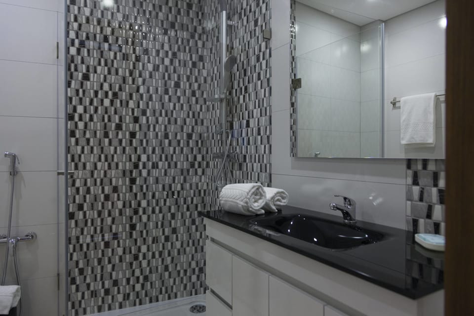 Standard Double Room | Bathroom | Shower, free toiletries, hair dryer, towels