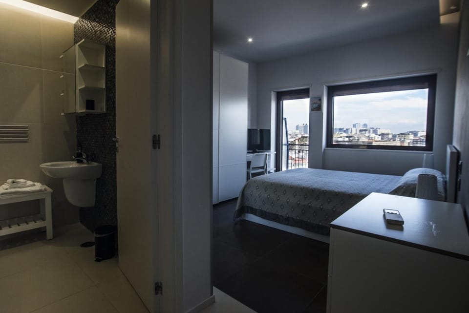 Premium bedding, minibar, desk, soundproofing