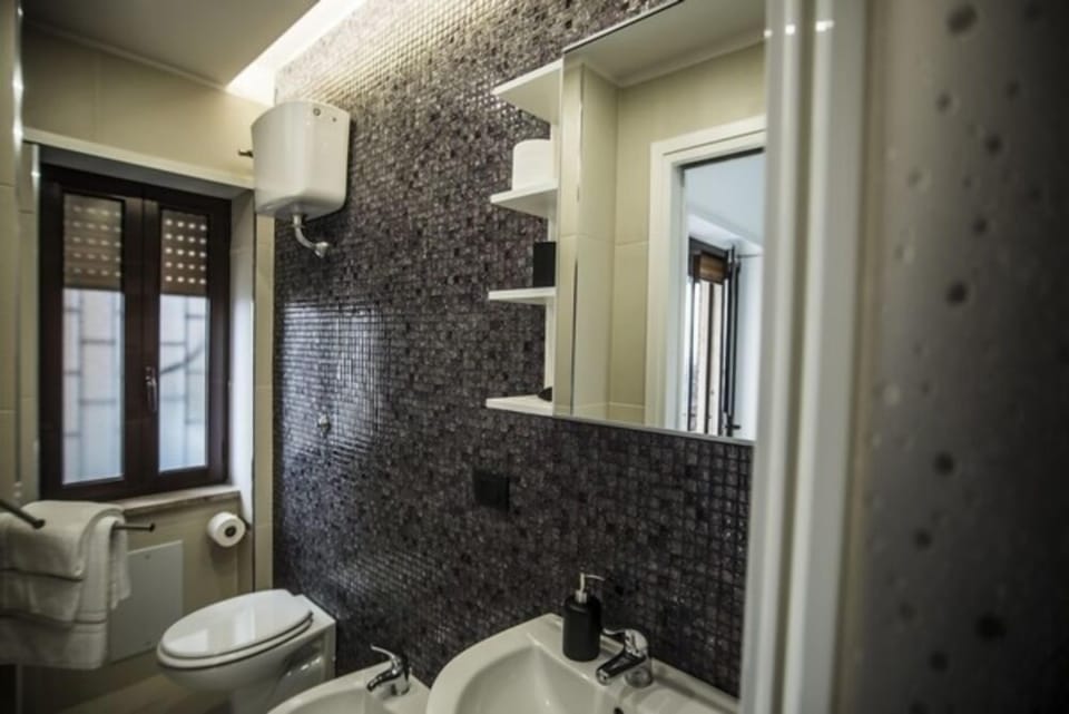 Shower, free toiletries, hair dryer, bidet