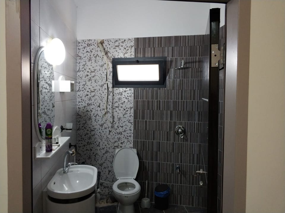 Shower, free toiletries, towels