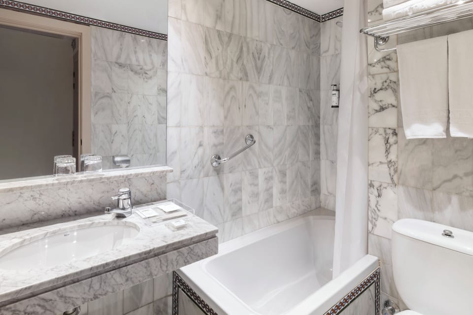 Single Room | Bathroom | Eco-friendly toiletries, hair dryer, towels