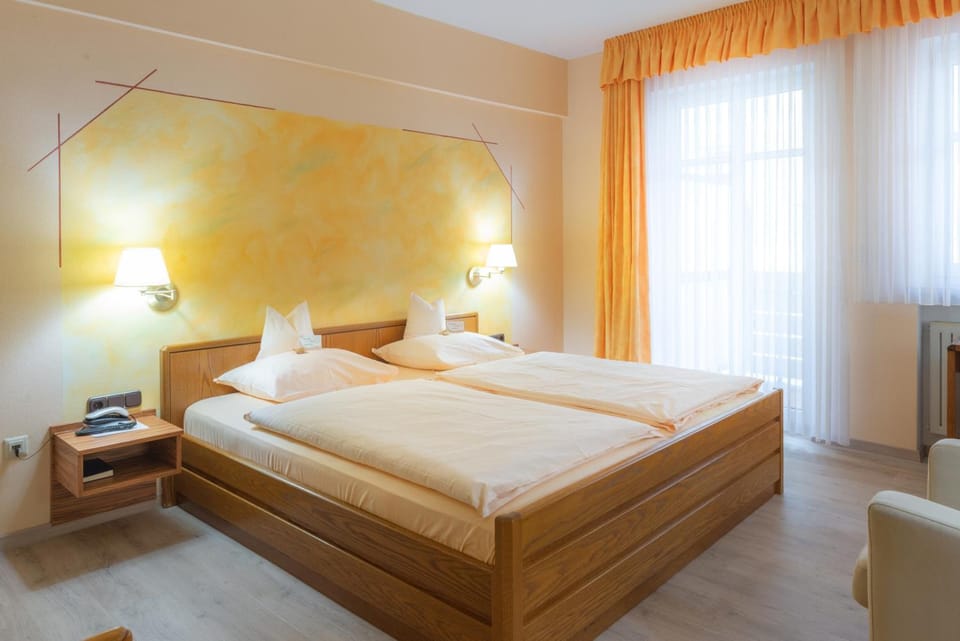 Hypo-allergenic bedding, desk, iron/ironing board, free WiFi