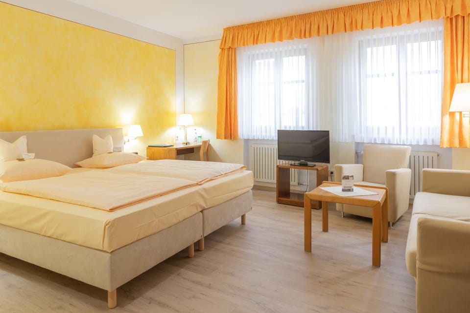 Hypo-allergenic bedding, desk, iron/ironing board, free WiFi