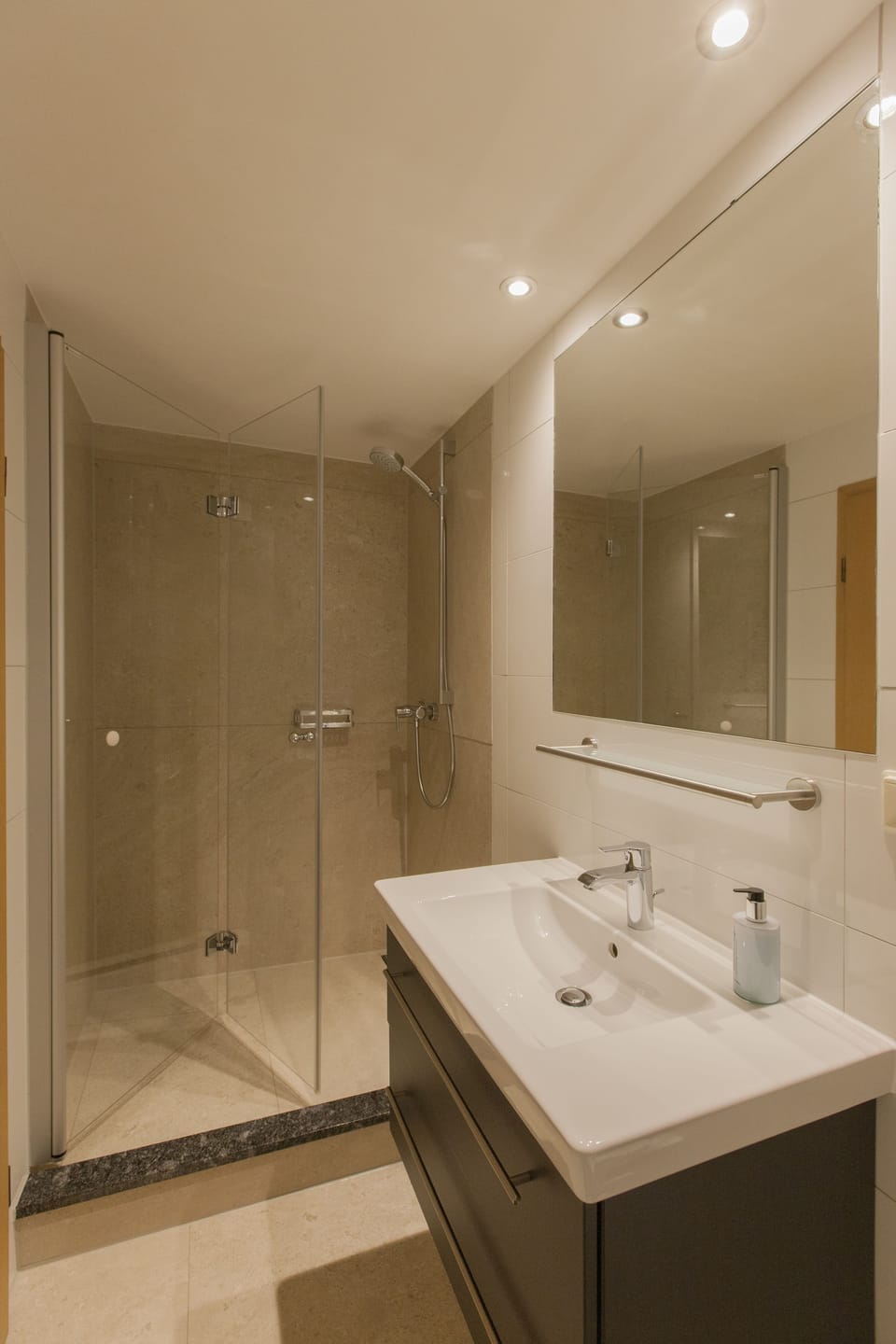 Comfort Double Room, 1 Bedroom | Bathroom amenities | Shower, rainfall showerhead, free toiletries, hair dryer