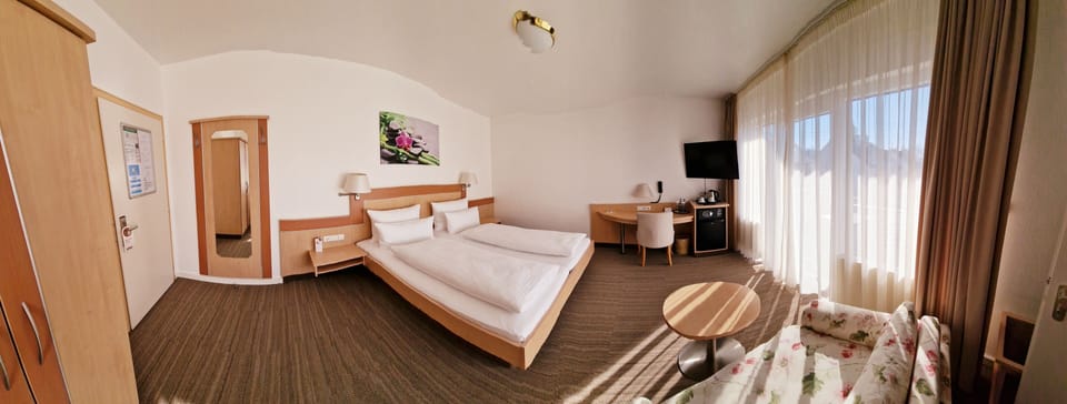 Hypo-allergenic bedding, in-room safe, desk, blackout drapes