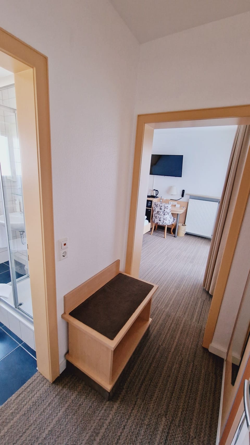 Hypo-allergenic bedding, in-room safe, desk, blackout drapes