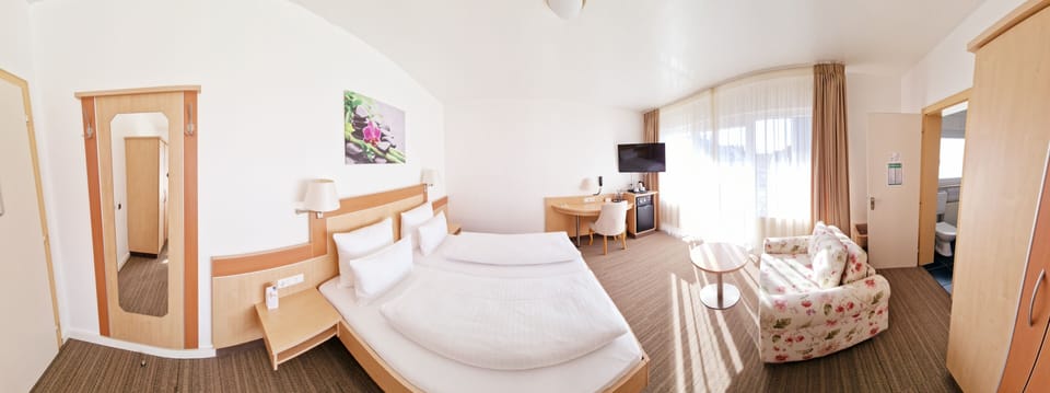 Double Room | Hypo-allergenic bedding, in-room safe, desk, blackout drapes