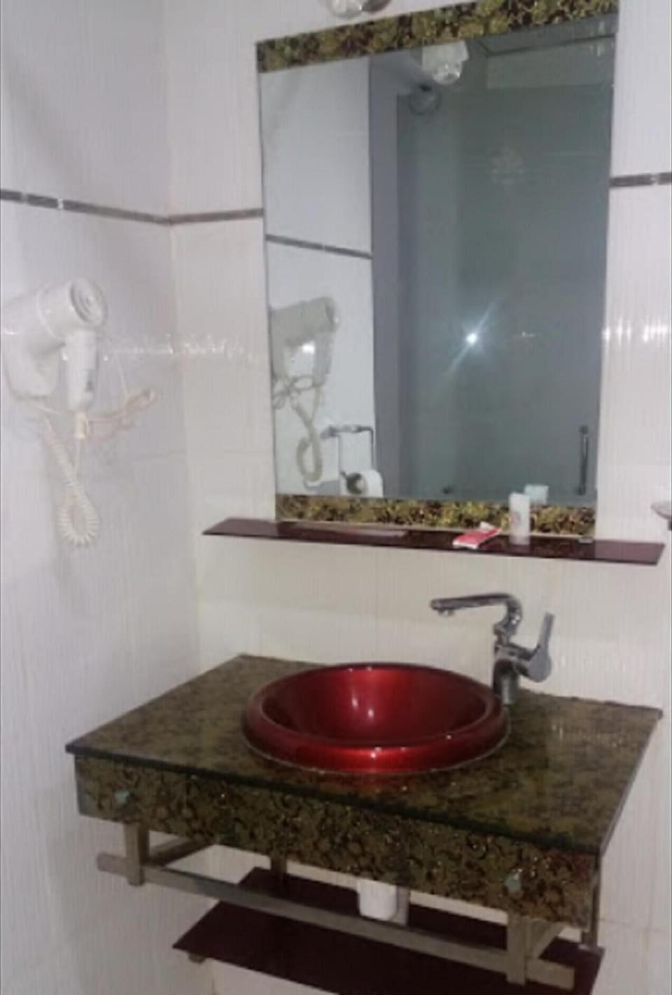Deep soaking tub, free toiletries, hair dryer (on request), towels