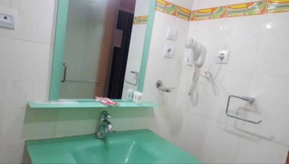 Deep soaking tub, free toiletries, hair dryer (on request), towels