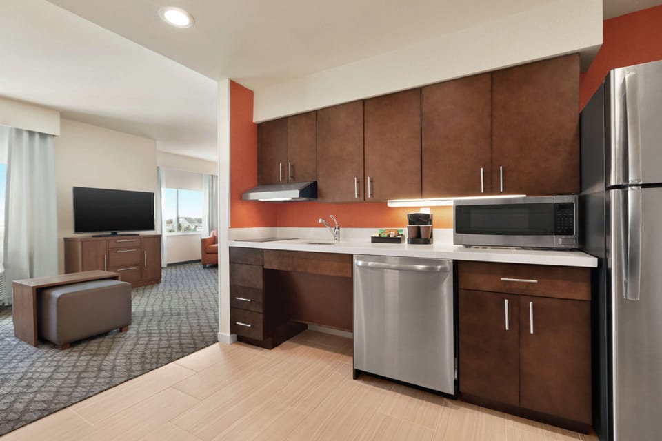 Full-size fridge, microwave, stovetop, dishwasher