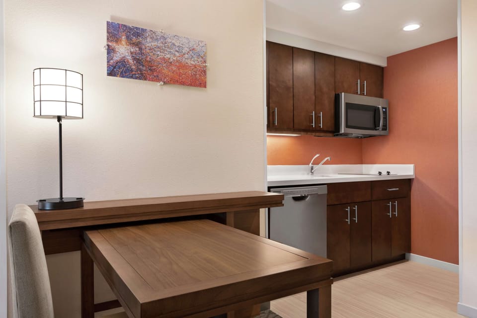 Full-size fridge, microwave, stovetop, dishwasher