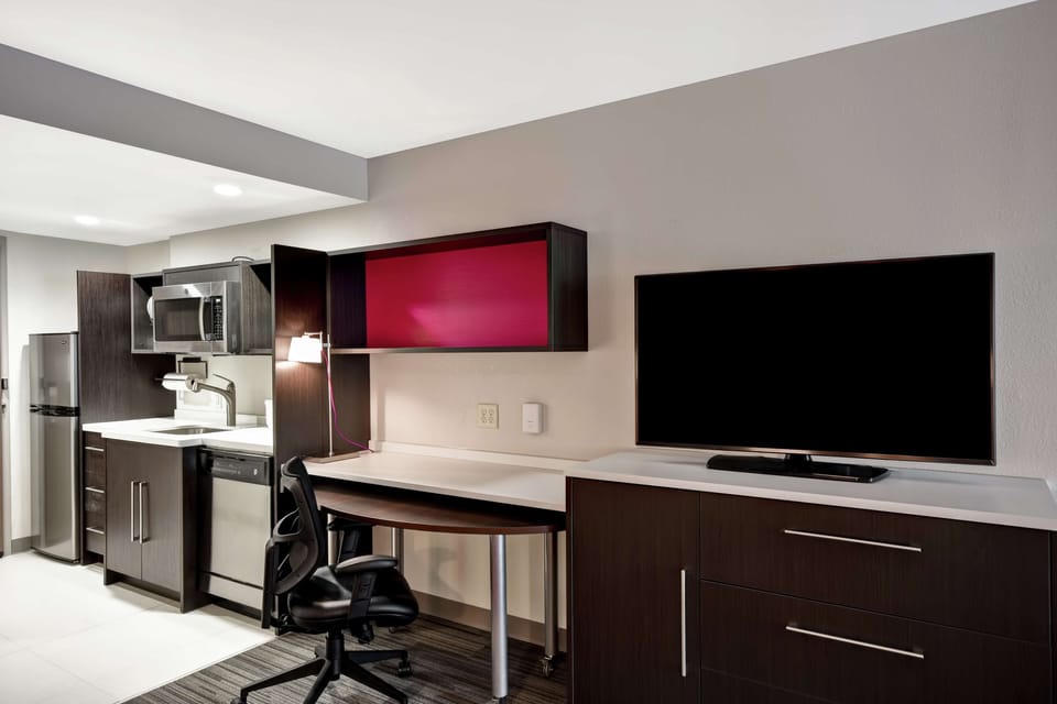 Suite, 1 Bedroom, Non Smoking | In-room safe, individually decorated, individually furnished, desk