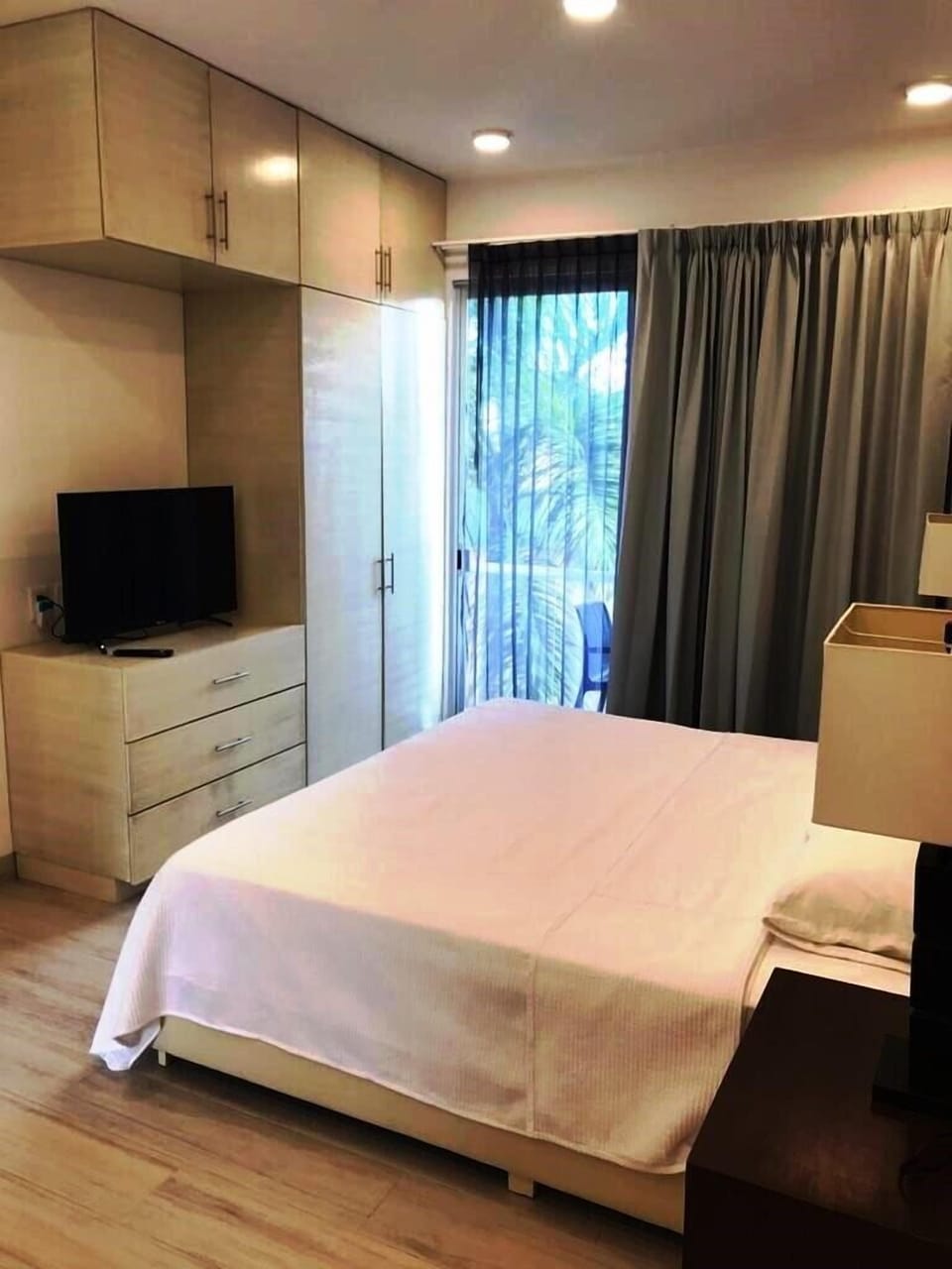 Basic Studio, 1 King Bed, Jetted Tub | Hypo-allergenic bedding, free WiFi, bed sheets