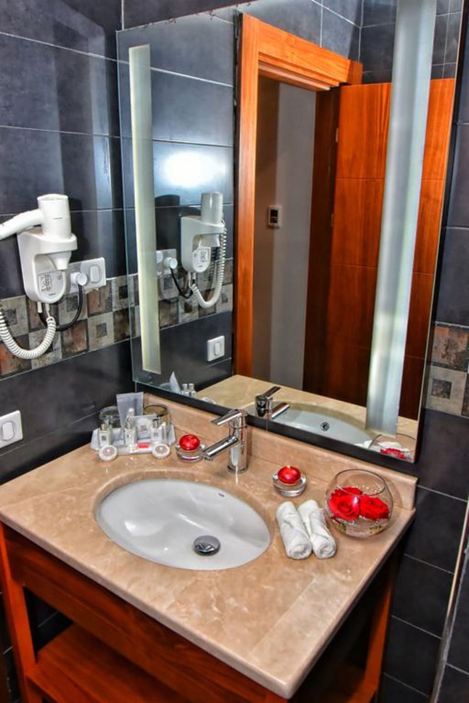 Combined shower/tub, deep soaking tub, free toiletries