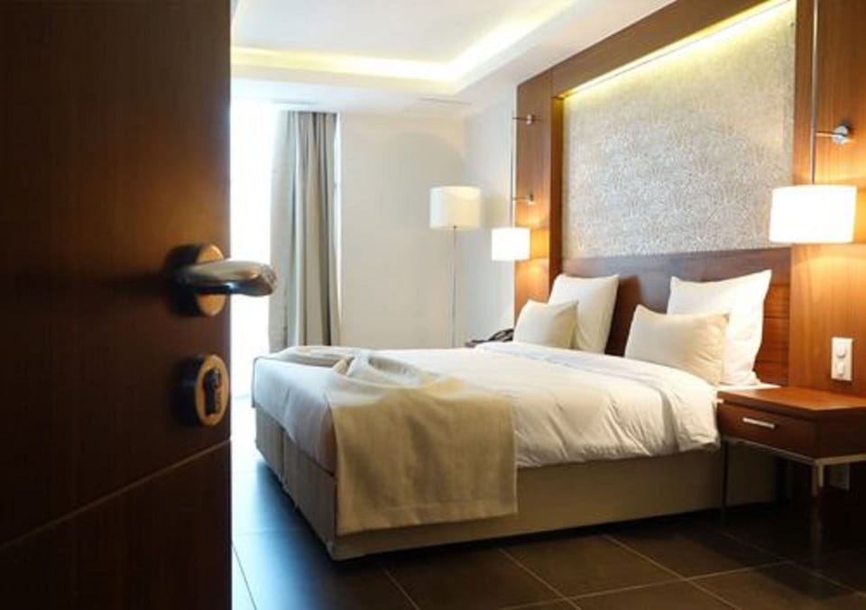 Senior Apartment, 1 Bedroom | Minibar, desk, blackout drapes, WiFi (free)