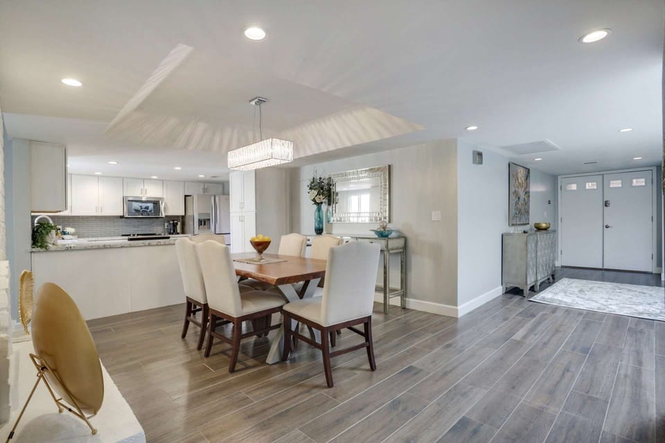 The layout of this home is so nice. Nice and spacious to enjoy