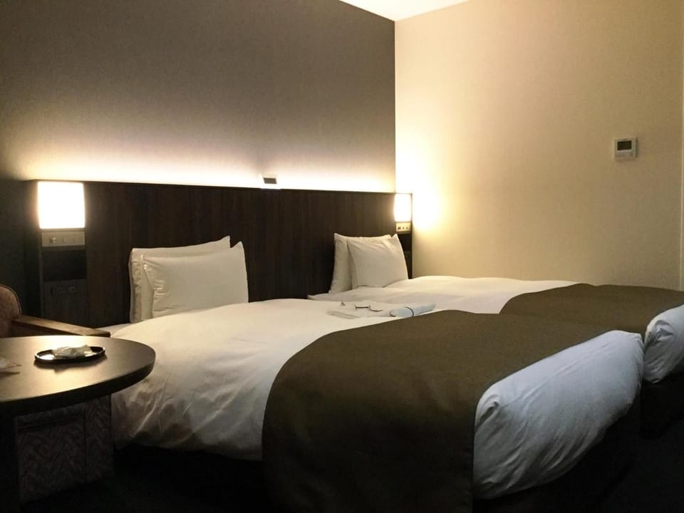 Down comforters, desk, blackout drapes, free WiFi