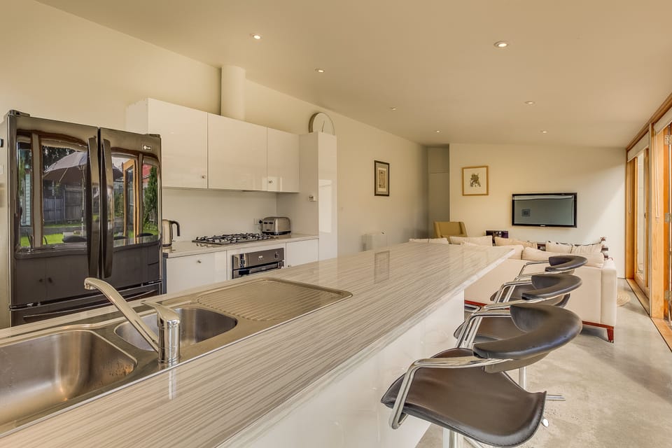 Deluxe House, 3 Bedrooms | Private kitchen | Full-size fridge, microwave, oven, stovetop