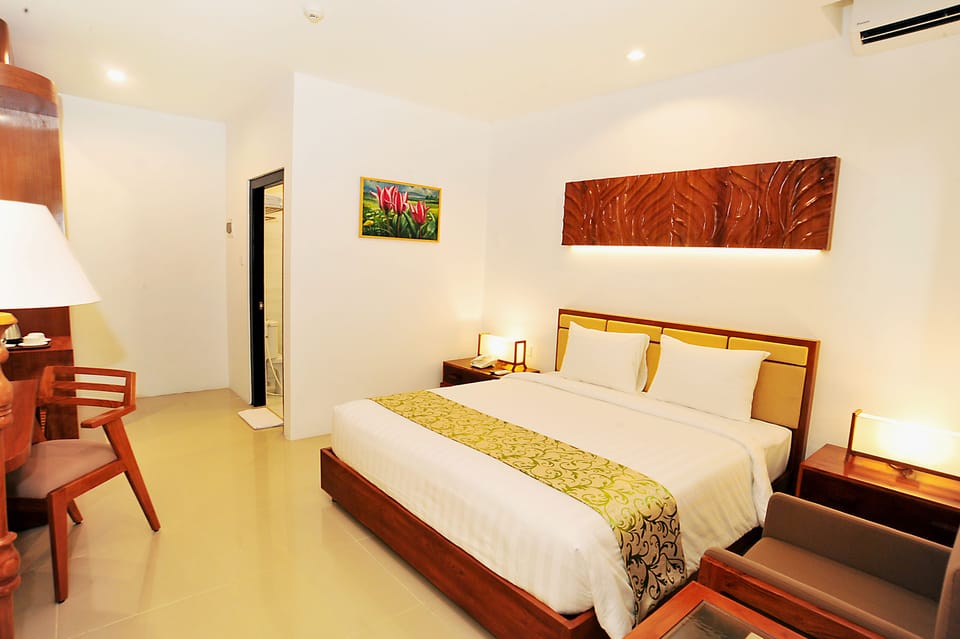 Superior Double Room | Minibar, in-room safe, desk, laptop workspace