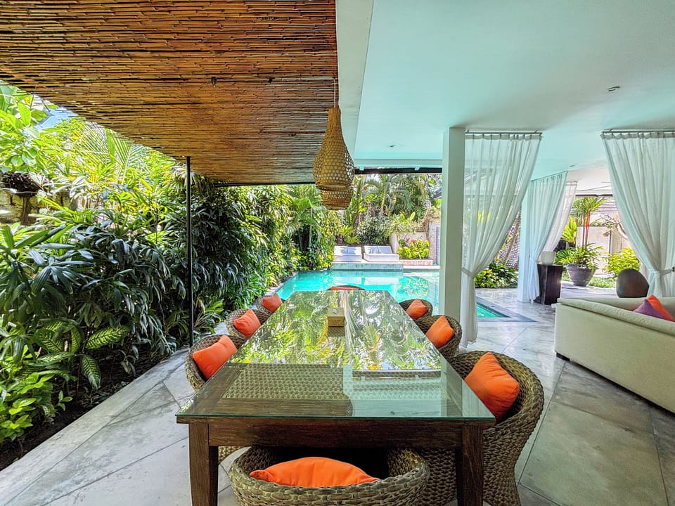 5-Bedroom Villa with Pool View | In-room dining