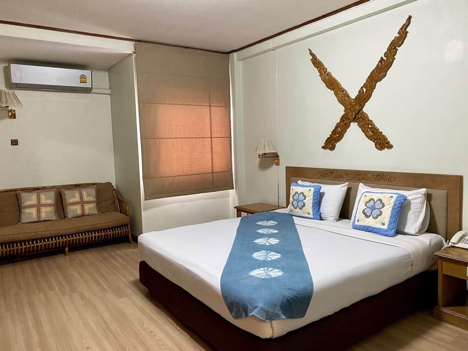 Deluxe Double Room | Minibar, desk, blackout drapes, free WiFi