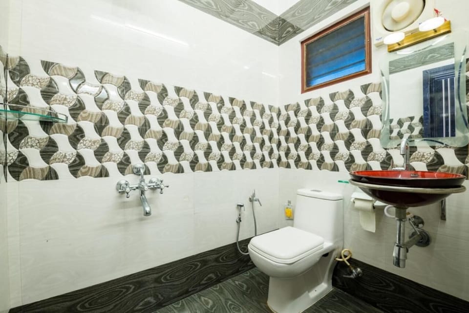 Shower, free toiletries, towels