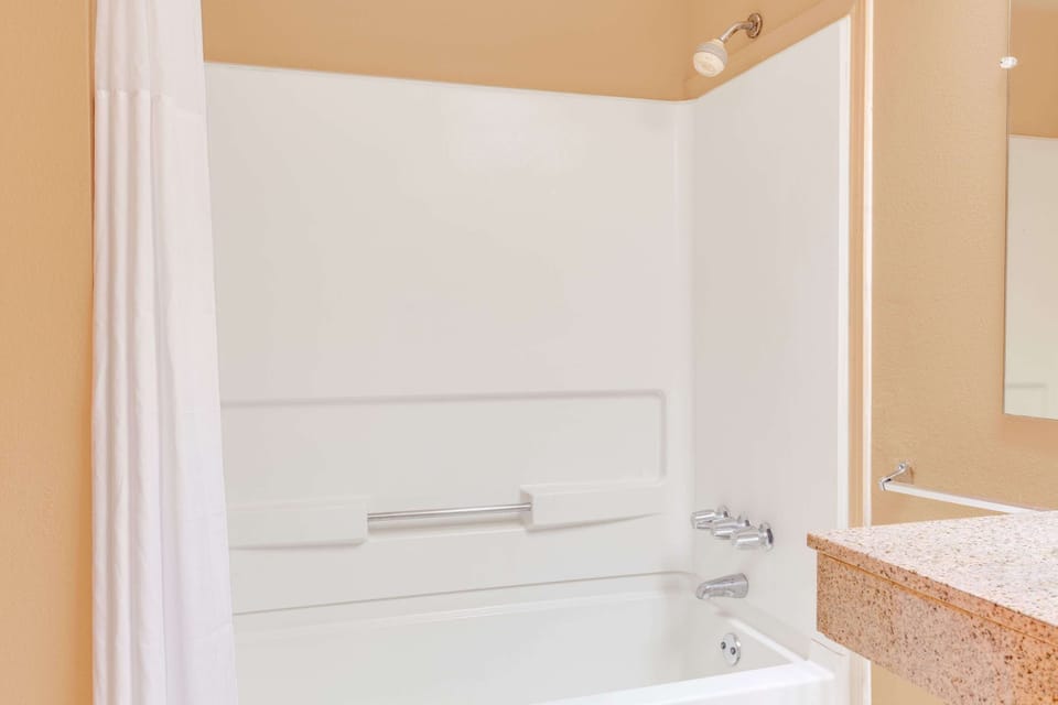 Combined shower/tub, deep soaking tub, hydromassage showerhead