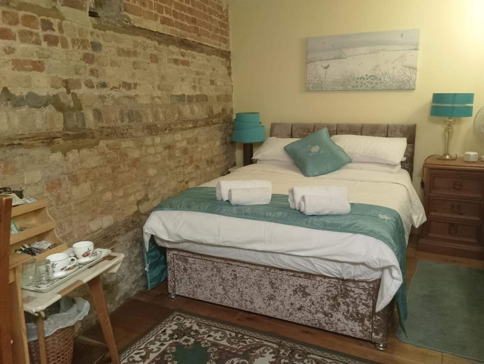 Double Room | Desk, iron/ironing board, free WiFi, bed sheets