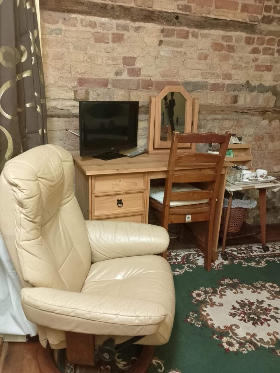 Double Room | Desk, iron/ironing board, free WiFi, bed sheets