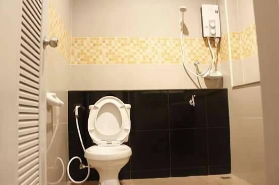 Shower, free toiletries, towels