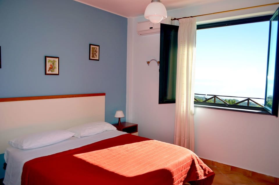 Double Room, Sea View | Minibar, desk, cribs/infant beds, free WiFi