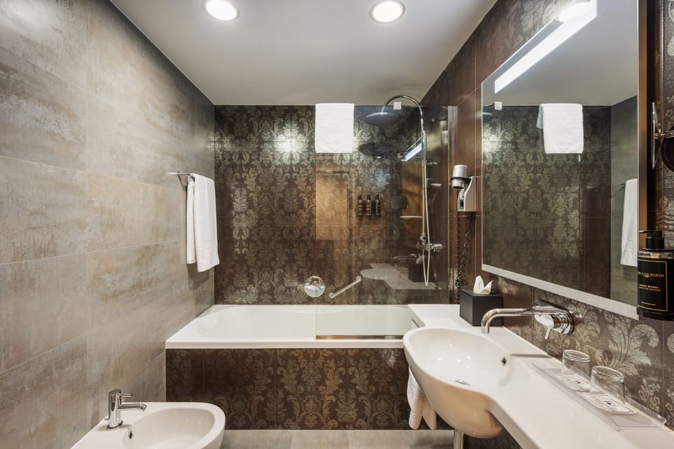 Deluxe Room (Comunicada) | Bathroom | Shower, eco-friendly toiletries, hair dryer, slippers