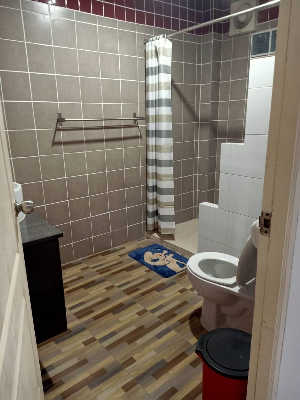Family House, 3 Bedrooms | Bathroom | Shower, free toiletries, towels