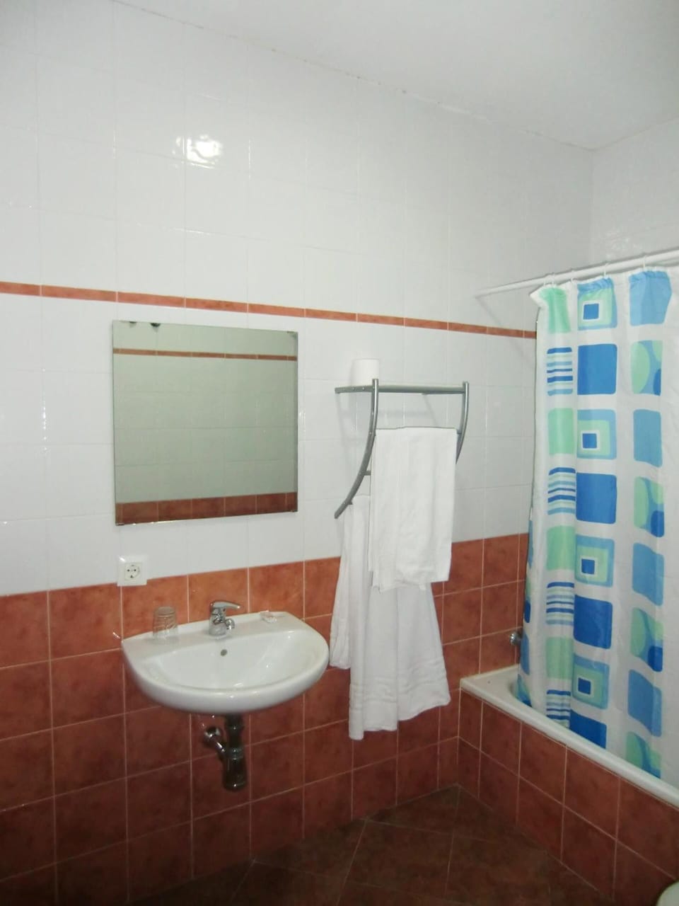 Bathtub, free toiletries, hair dryer, towels