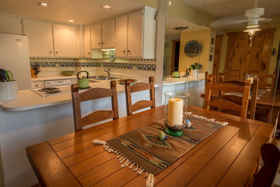 Dining Area - Seats up to 8