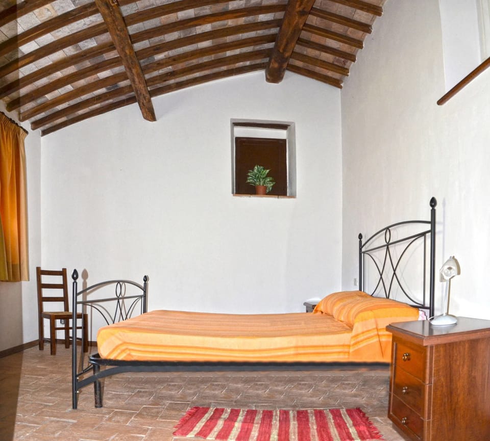 Desk, bed sheets, wheelchair access