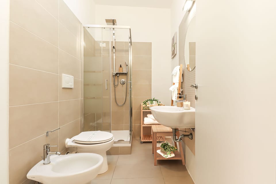 Superior Twin Room, 2 Twin Beds, Private Bathroom | Bathroom | Shower, eco-friendly toiletries, hair dryer, bidet