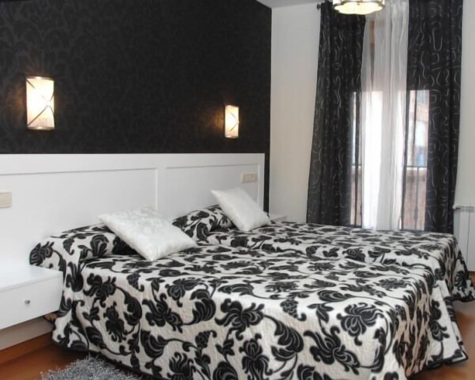 Basic Double or Twin Room | Desk, blackout drapes, cribs/infant beds, rollaway beds