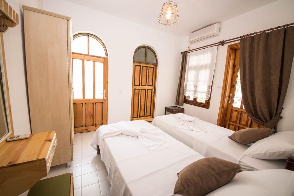 Kismi Deniz Manzarili Iki Ayri Yatakli Oda | Premium bedding, down comforters, minibar, blackout drapes