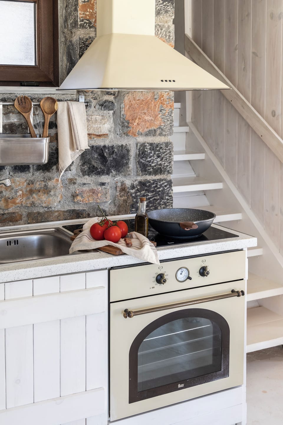 Full-size fridge, oven, stovetop, coffee/tea maker