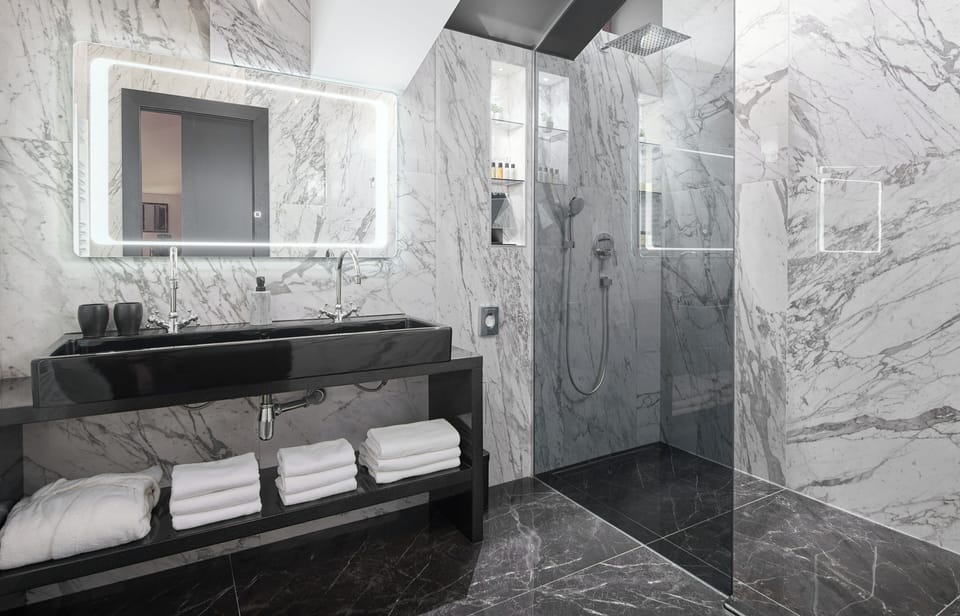 Suite with Terrace and Sea View | Bathroom | Shower, hair dryer, slippers, towels