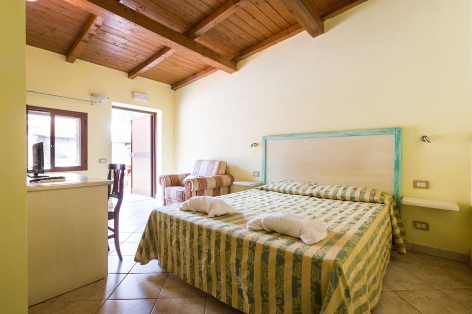 Classic Double Room | Desk, cribs/infant beds