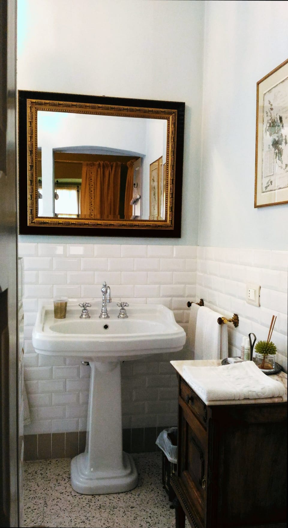 Double Room | Bathroom | Shower, free toiletries, hair dryer, bathrobes