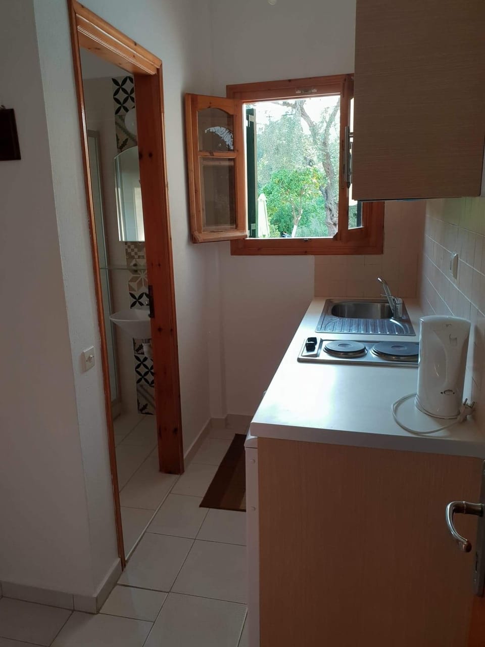 Standard Double or Twin Room | Private kitchen | Fridge, stovetop, coffee/tea maker, electric kettle