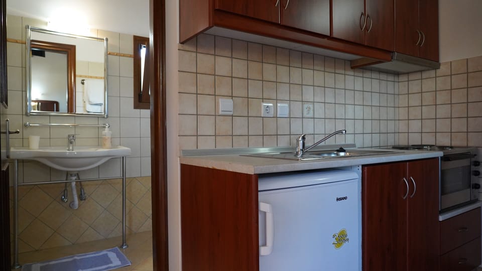 Standard Studio | Private kitchen | Fridge, stovetop, coffee/tea maker, electric kettle