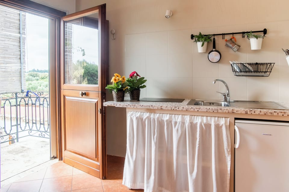 Triple Room, Kitchenette, Courtyard View (Verde) | Premium bedding, down comforters, minibar, desk