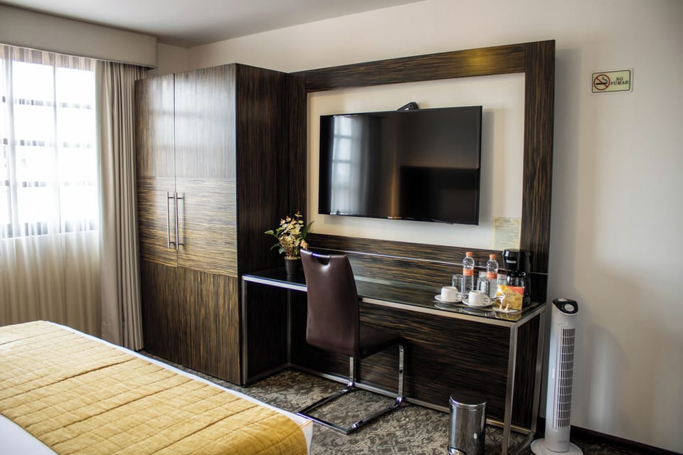 Single Room, 1 King Bed | Desk, soundproofing, iron/ironing board, WiFi (free)