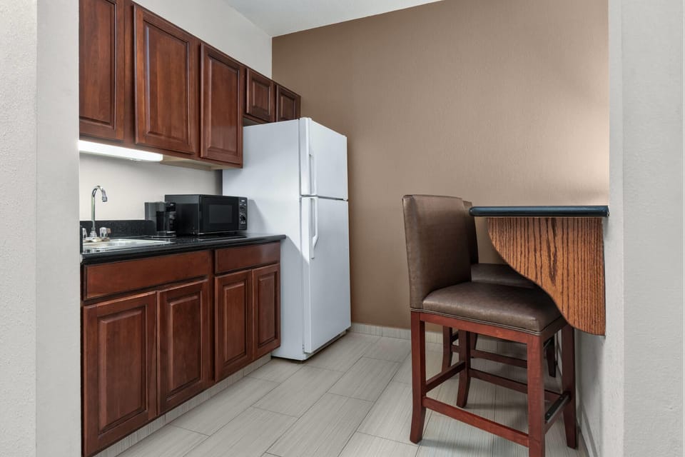 Deluxe Room, 1 King Bed | 1 bedroom, premium bedding, desk, laptop workspace