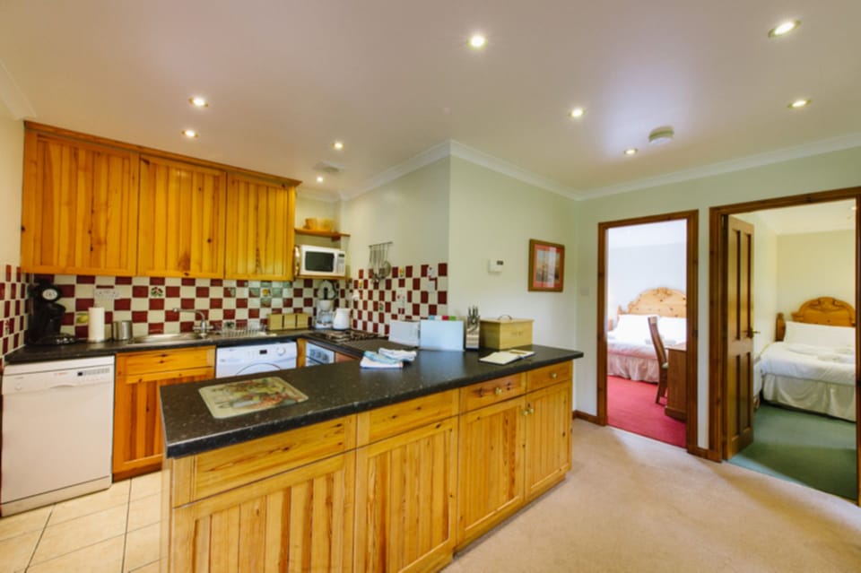 Chalet | Private kitchen | Fridge, microwave, oven, stovetop