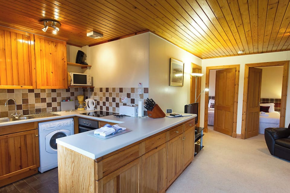 Chalet | Private kitchen | Fridge, microwave, oven, stovetop